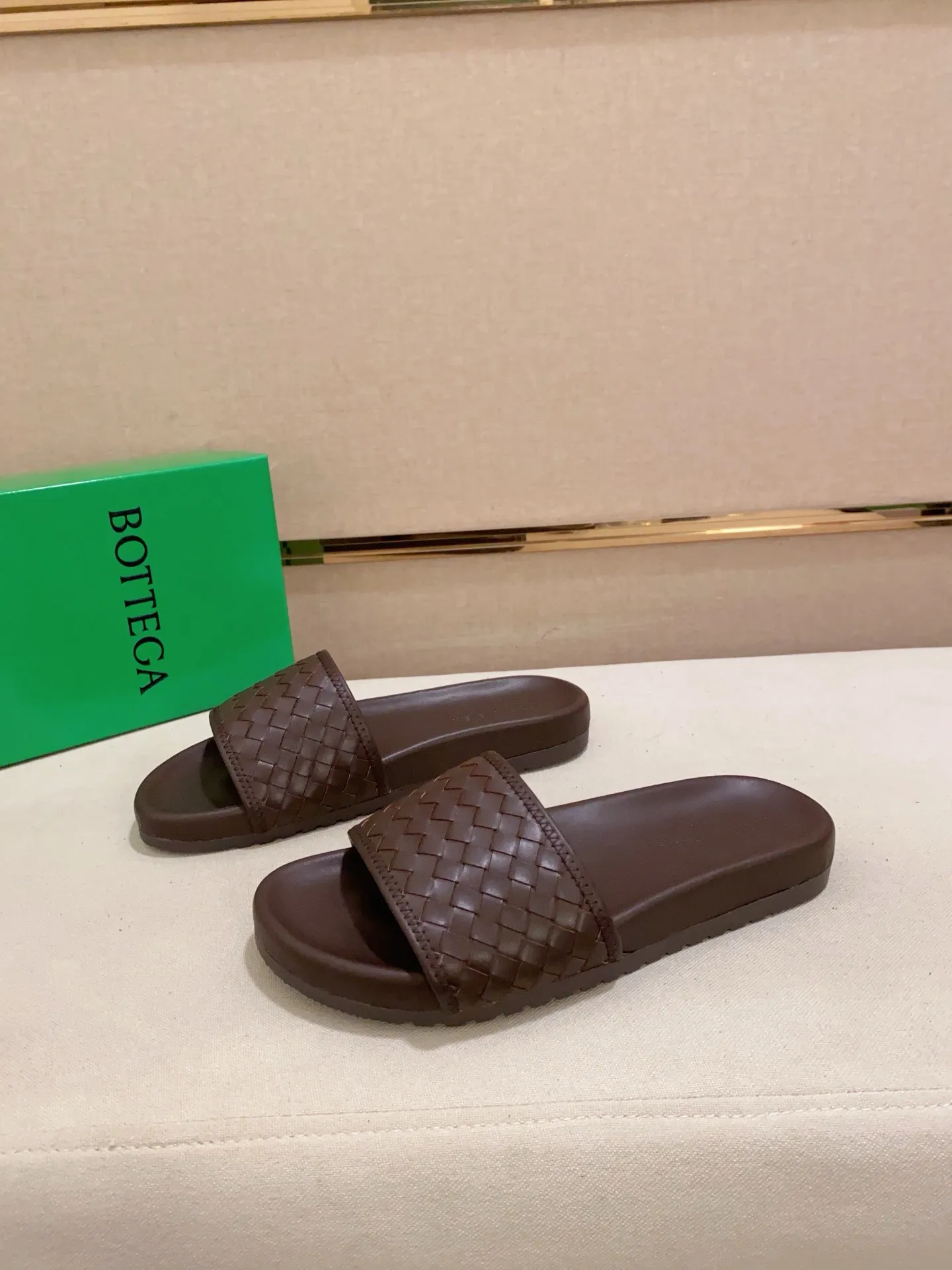Men's shoes 💰: 320💰[BV~Bottega Veneta] Trendy new slippers are on the market. Same style as the official website. Counter quality [strong][strong][strong] Selected cow patent leather weaving. High-end atmosphere. Very cost-effective. Original wear-resistant rubber outsole. Fine workmanship. The upper layer of materials is used. The quality is visible. Shoe size 38-45.